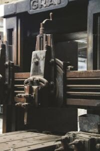 Detailed view of a metalworking machine inside a factory in Kayseri, Türkiye.